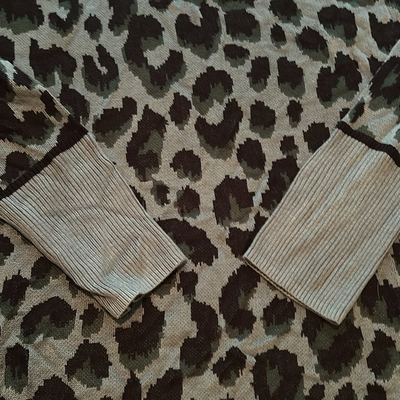 Leopard Print Long Sleeve Top - Picture 4 of 5